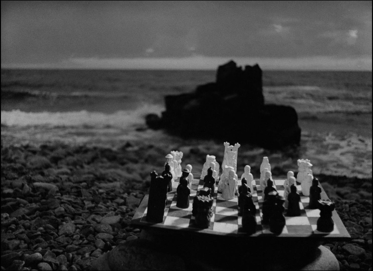 Filmde kullanılan satranç takımı, Bergman öldükten sonra 143 bin dolara satılmıştır.