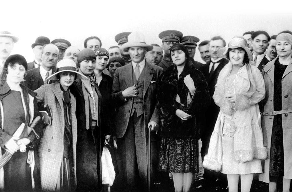"Ey kahraman Türk kadını, sen yerde sürünmeye değil, omuzlar üzerinde göklere yükselmeye layıksın." - Mustafa Kemal Atatürk