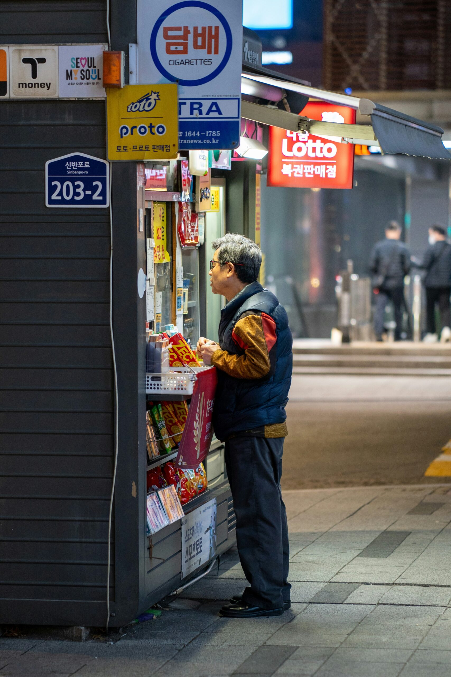 Tüketirken Ne Kadar Özgürüz: İrademiz Satılık mı? lee seunghyub RLJZvGtYhM8 unsplash scaled | Tüketirken Ne Kadar Özgürüz: İrademiz Satılık mı?
