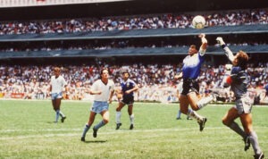 Diego Maradona of Argentina scores The Hand of God past England goalkeeper David Seaman | 1930'dan 2026'ya FIFA Dünya Kupası Finalleri