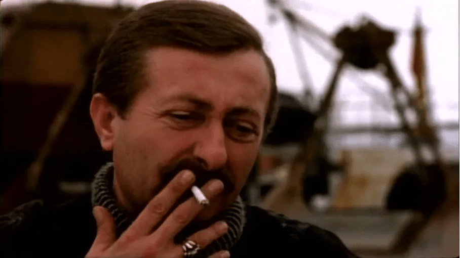 Gemide Filmi - Erkan Can Kaptan Sigara Sahnesi
